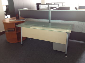 家具廠展廳換季清倉(cāng) 辦公臺(tái)、文員臺(tái)、會(huì)議臺(tái)、書柜半價(jià)拋售，需自提